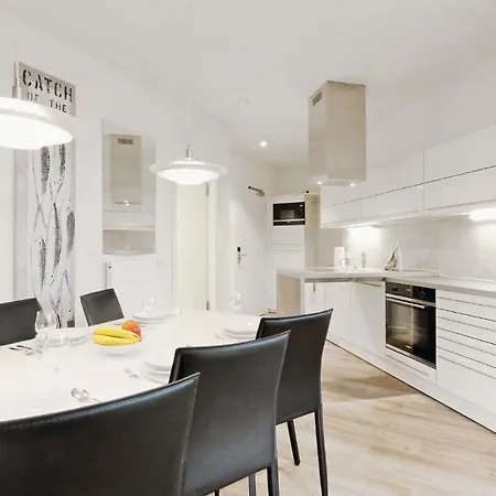 3 Bedroom Cozy In Travemuende Apartment *